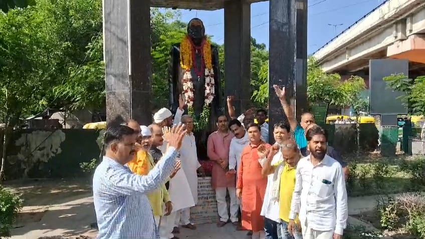 पूर्व मुख्यमंत्री पं. कमलापति त्रिपाठी के प्रतिमा पर पुष्प अर्पित करते कांग्रेसी: फोटो बच्चा गुप्ता पूर्व मुख्यमंत्री पं. कमलापति त्रिपाठी के प्रतिमा पर पुष्प अर्पित करते कांग्रेसी: फोटो बच्चा गुप्ता