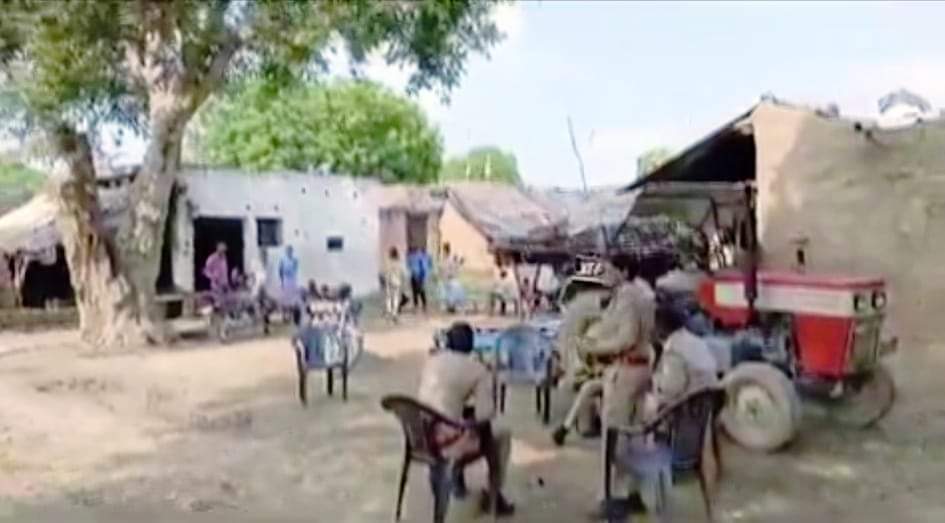 बांके से काटकर युवक को उतारा मौत के घाट, हत्या से इलाके में दहशत बांके से काटकर युवक को उतारा मौत के घाट, हत्या से इलाके में दहशत