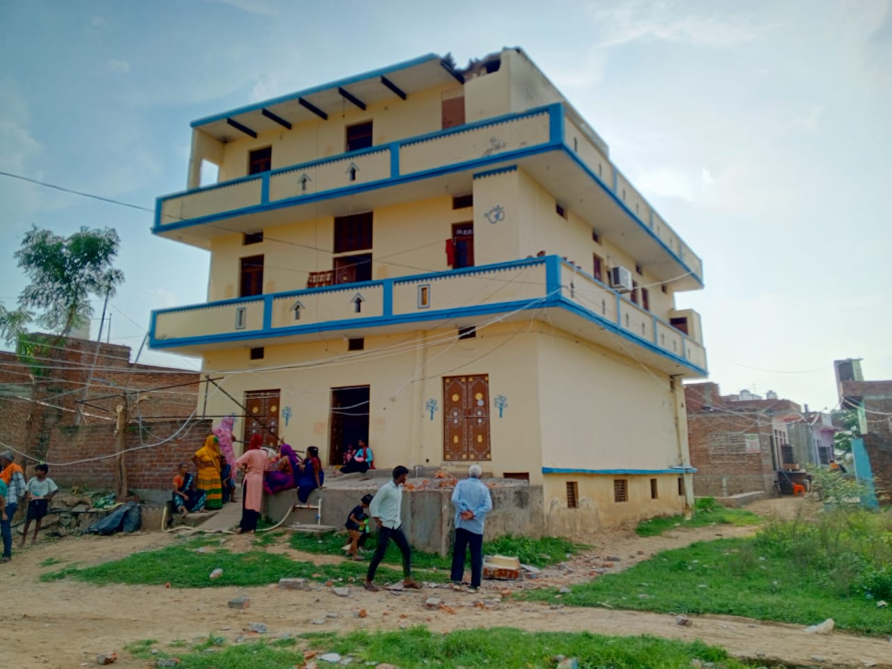 वह मकान जिस पर आकाशीय बिजली गिरी वह मकान जिस पर आकाशीय बिजली गिरी