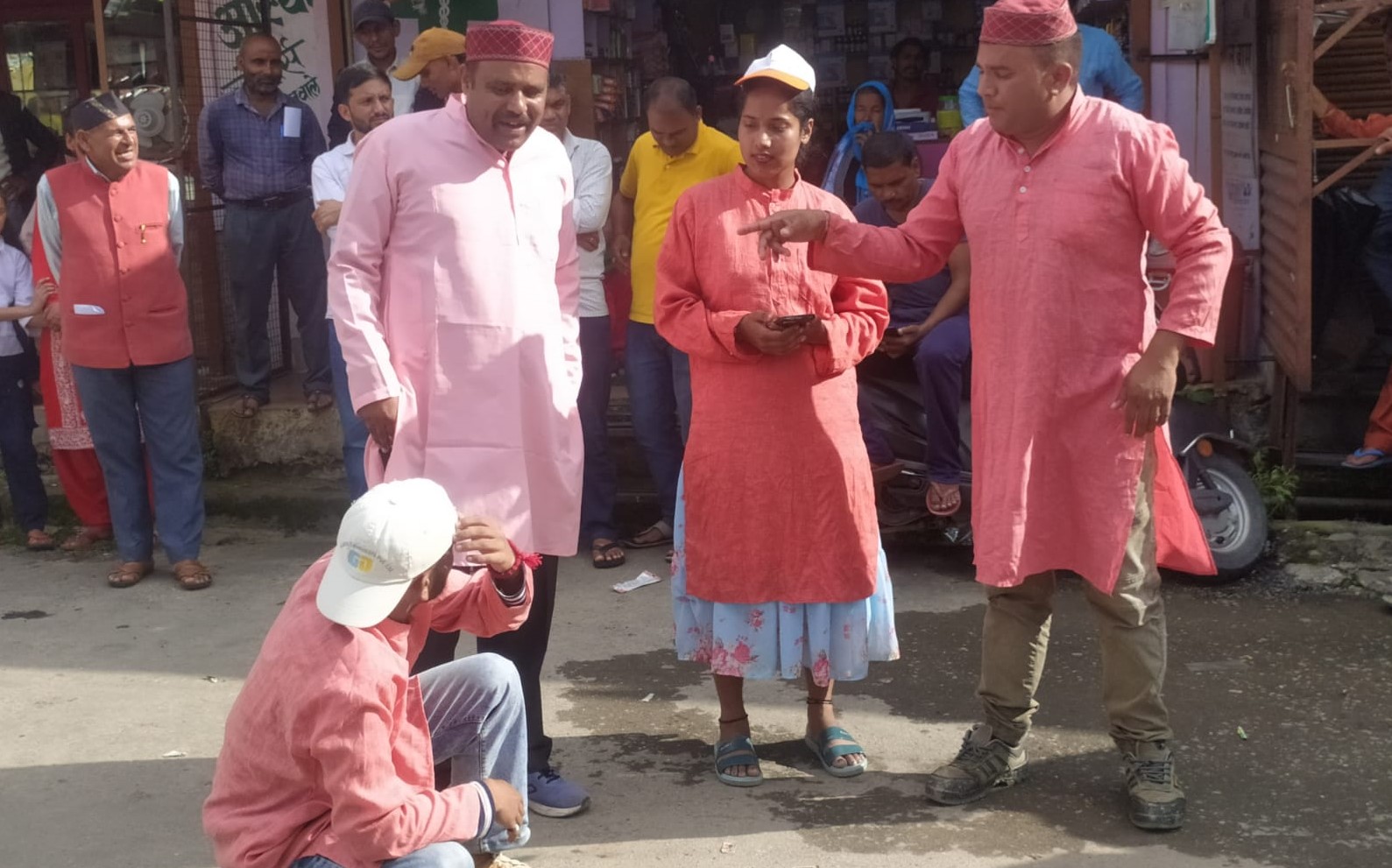 नुक्कड़ नाटक के माध्यम से सरकार की योजनाओं की जानकारी देते हुए। नुक्कड़ नाटक के माध्यम से सरकार की योजनाओं की जानकारी देते हुए।