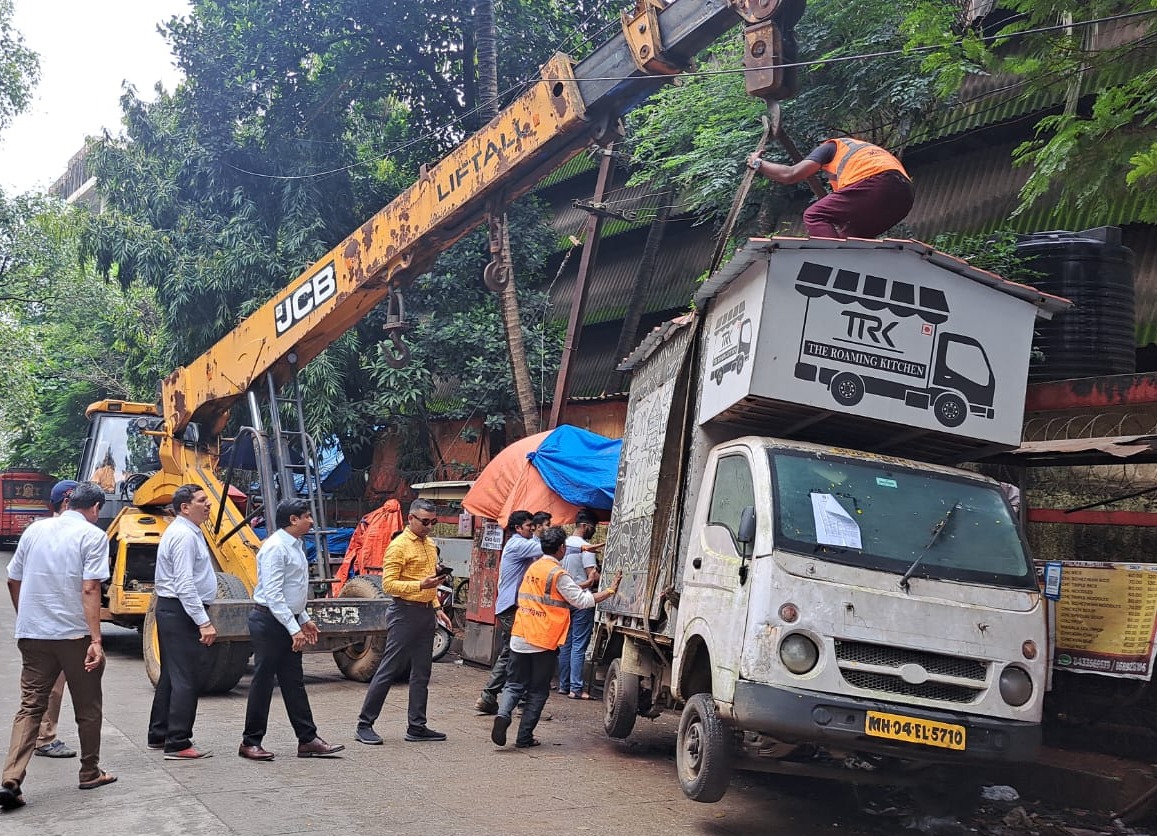 Abandoned vehicles removed before ganeshotsav Abandoned vehicles removed before ganeshotsav