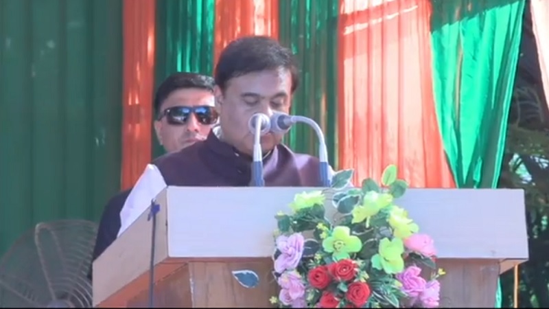 असमः शोणितपुर में उपस्थित लोगों को संबोधित करते मुख्यमंत्री डॉ. हिमंत बिस्व सरमा असमः शोणितपुर में उपस्थित लोगों को संबोधित करते मुख्यमंत्री डॉ. हिमंत बिस्व सरमा