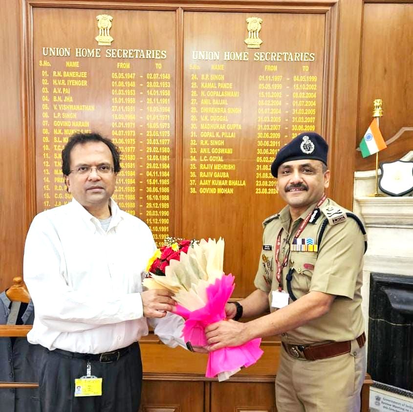 नई दिल्ली में केंद्रीय गृह सचिव गोविंद मोहन से मुलाकात करते उत्तराखंड पुलिस महानिदेशक अभिनव कुमार। नई दिल्ली में केंद्रीय गृह सचिव गोविंद मोहन से मुलाकात करते उत्तराखंड पुलिस महानिदेशक अभिनव कुमार।