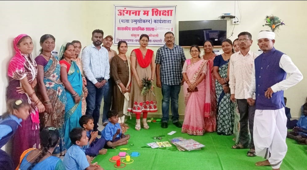 प्राथमिक शाला मसानडबरा में आयोजित अंगना म शिक्षा कार्यक्रम में उपस्थित अधिकारी व ग्रामीण। प्राथमिक शाला मसानडबरा में आयोजित अंगना म शिक्षा कार्यक्रम में उपस्थित अधिकारी व ग्रामीण।