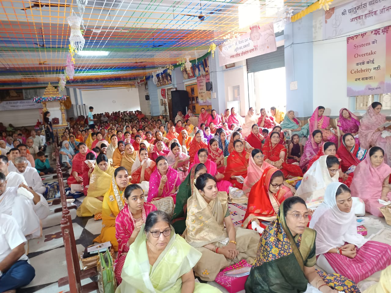 जैन मुनियों का प्रवचन सुनते हुए समाजजन। जैन मुनियों का प्रवचन सुनते हुए समाजजन।