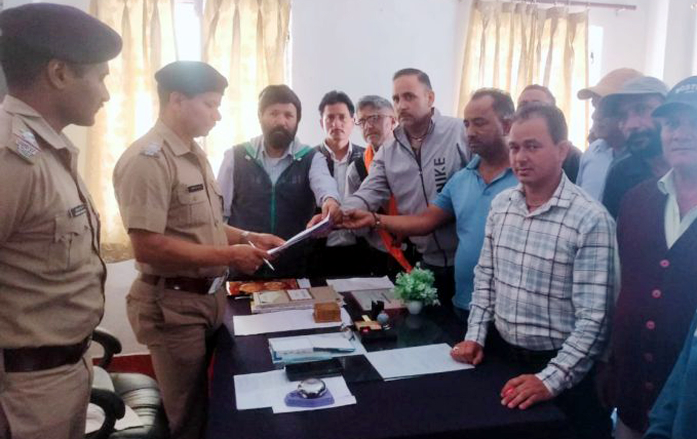 थाना प्रभारी को ज्ञापन सोंपते नैना गांव के ग्रामीण। थाना प्रभारी को ज्ञापन सोंपते नैना गांव के ग्रामीण।