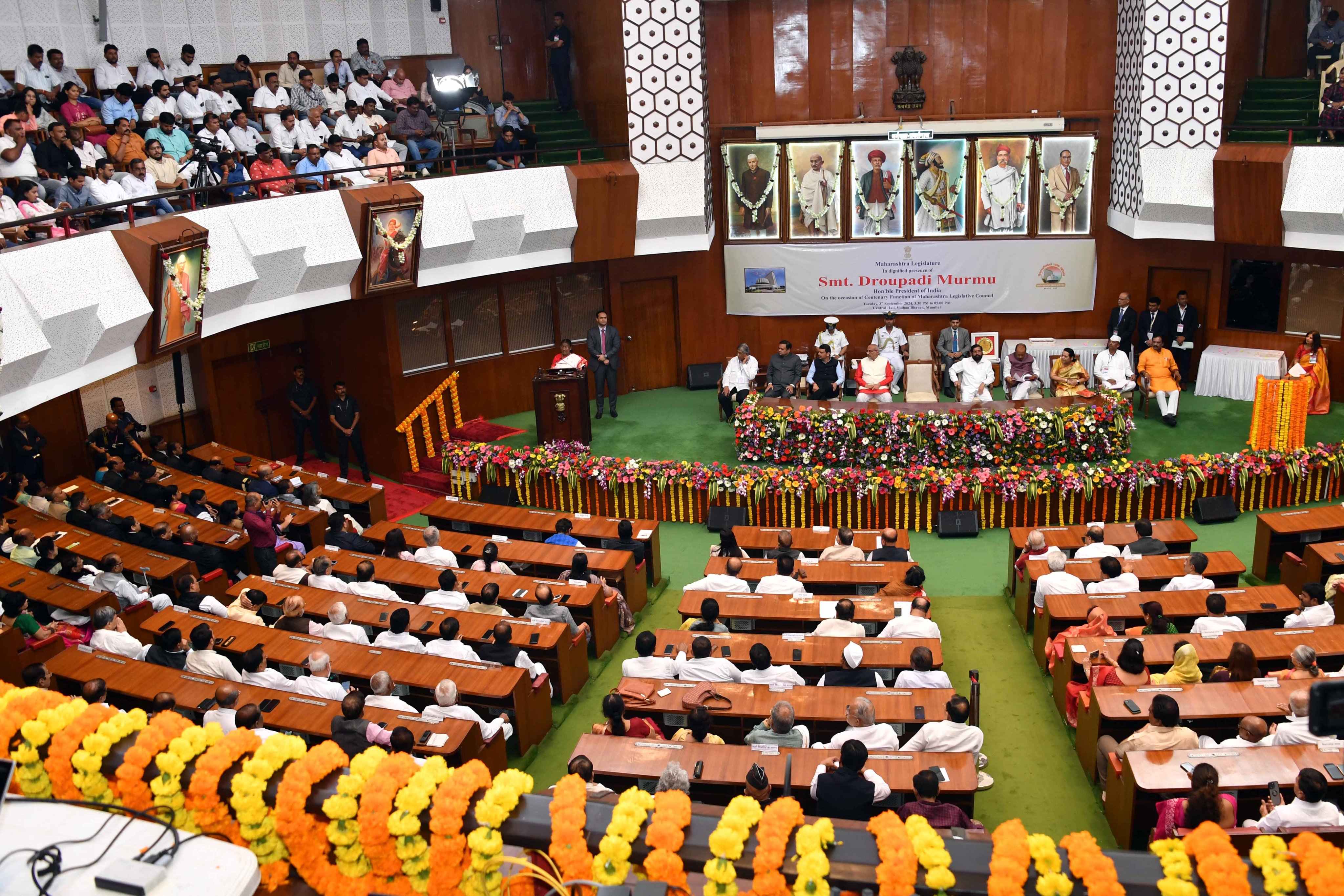 राष्ट्रपति मंगलवार को मुंबई में महाराष्ट्र विधान परिषद के शताब्दी वर्ष समारोह को संबोधित करते हुए राष्ट्रपति मंगलवार को मुंबई में महाराष्ट्र विधान परिषद के शताब्दी वर्ष समारोह को संबोधित करते हुए