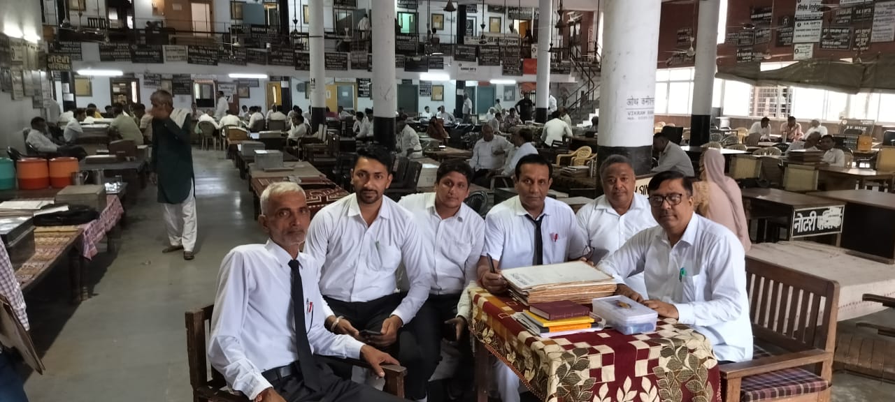 रोष जताते हुए अधिवक्ता रोष जताते हुए अधिवक्ता