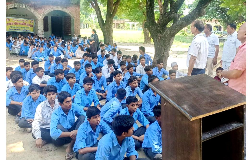 3 Snp- 3 सोनीपत: गढ़ी झंझारा के राजकीय वरिष्ठ माध्यमिक स्कूल के विद्याथियों को जागरुक करते खंड शिक्षा अधिकारी सतीश शर्मा। 3 Snp- 3 सोनीपत: गढ़ी झंझारा के राजकीय वरिष्ठ माध्यमिक स्कूल के विद्याथियों को जागरुक करते खंड शिक्षा अधिकारी सतीश शर्मा।