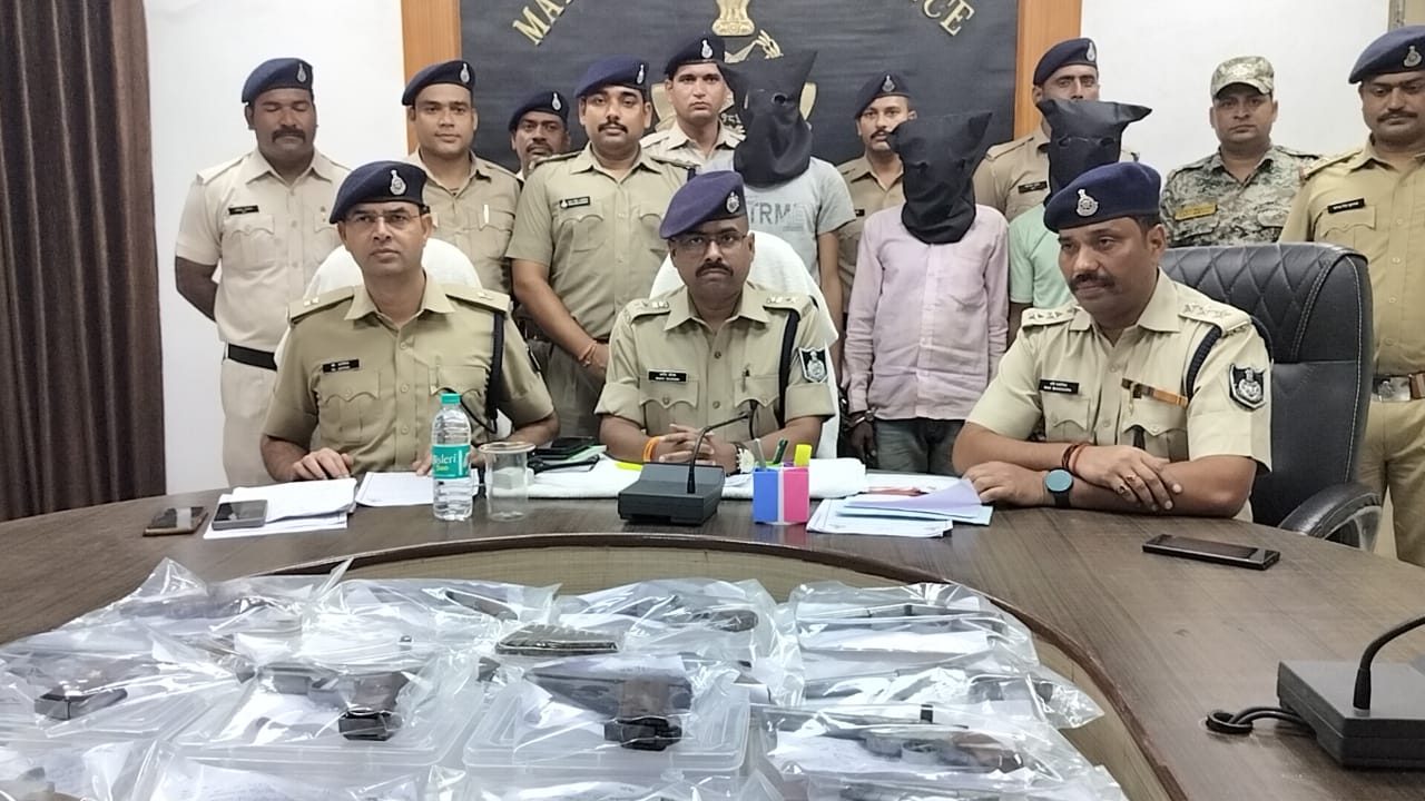 हथियार तस्करों के बारे में जानकारी देते पुलिस अधीक्षक हथियार तस्करों के बारे में जानकारी देते पुलिस अधीक्षक