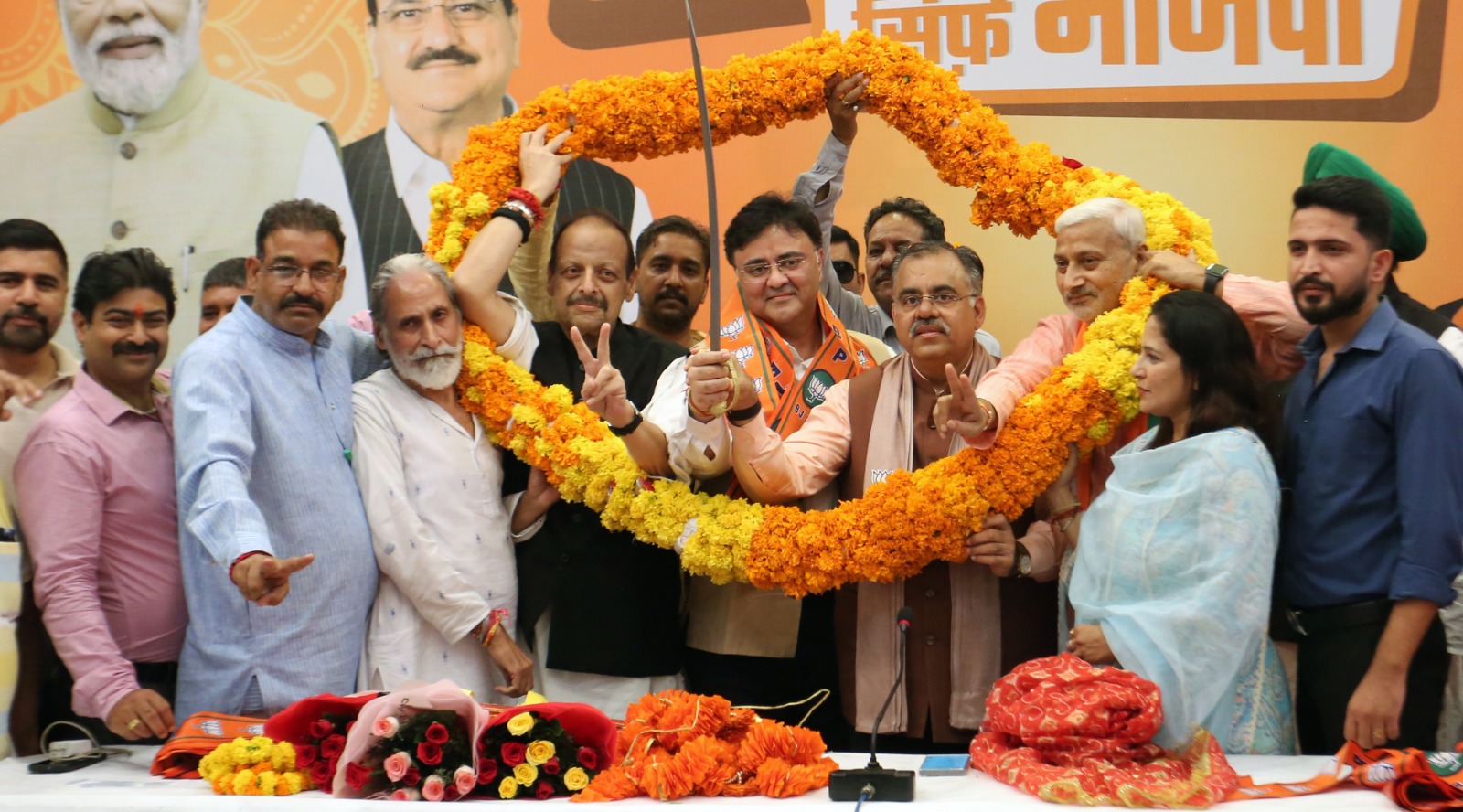 कांग्रेस के पूर्व नेता विक्रम मल्होत्रा समर्थको सहित भाजपा में शामिल कांग्रेस के पूर्व नेता विक्रम मल्होत्रा समर्थको सहित भाजपा में शामिल