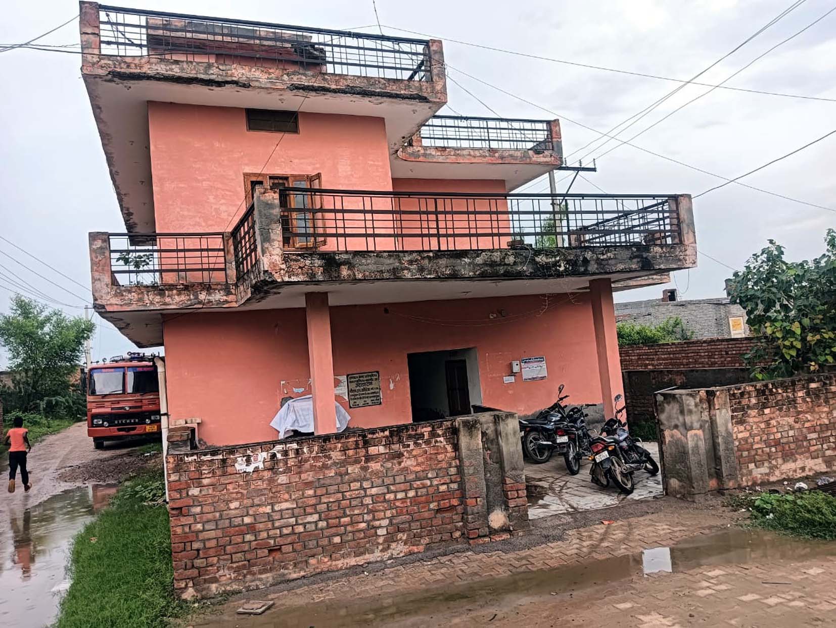 जर्जर हालत में नारनौंद का फायर ब्रिगेड कार्यालय। जर्जर हालत में नारनौंद का फायर ब्रिगेड कार्यालय।