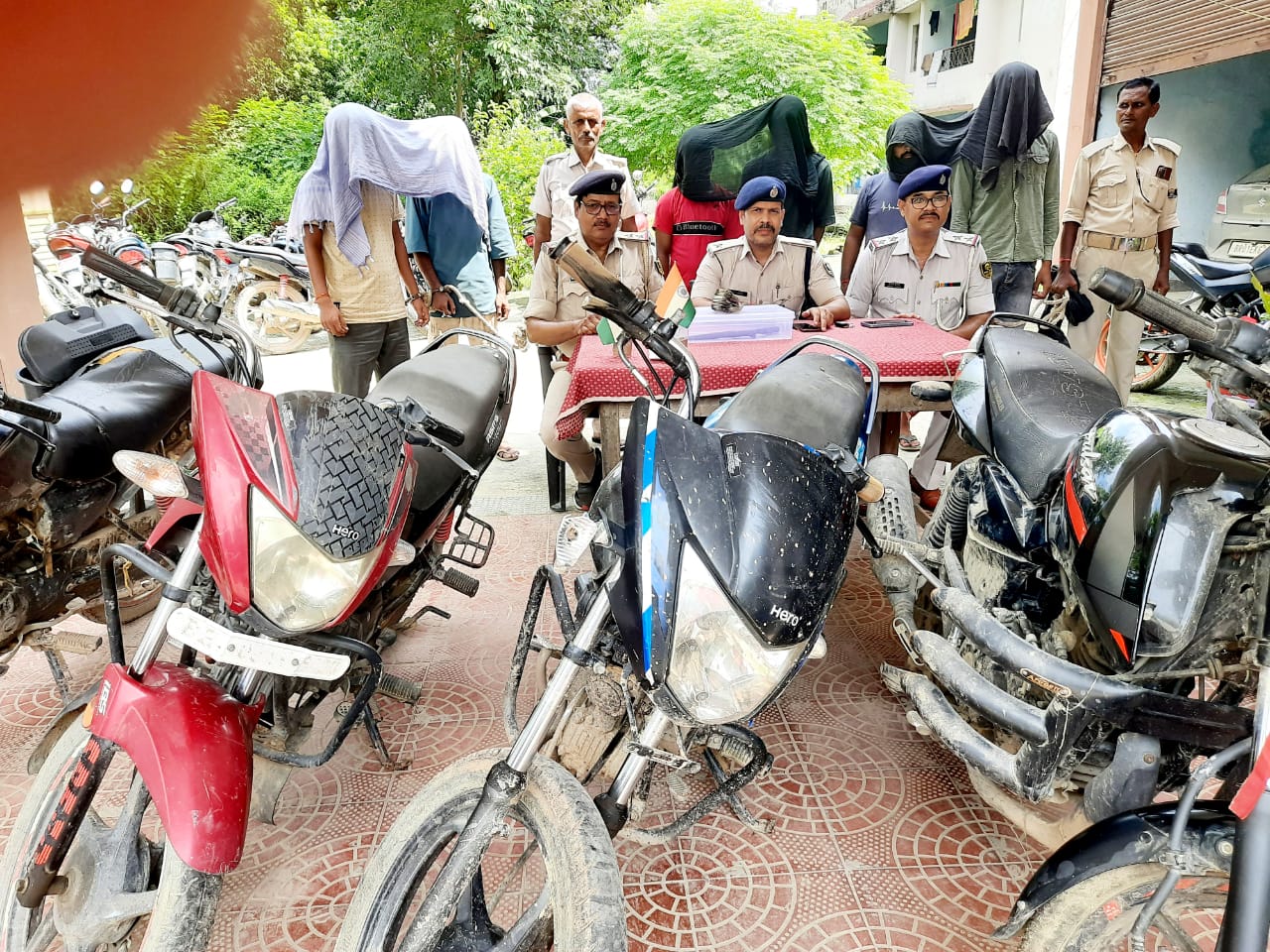 बरामद चोरी की बाइक व गिरफ्तार चोर बरामद चोरी की बाइक व गिरफ्तार चोर