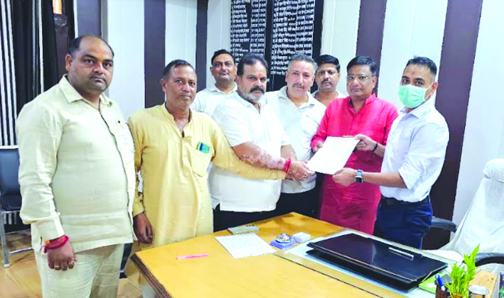 ज्ञापन देते व्यापारी ज्ञापन देते व्यापारी