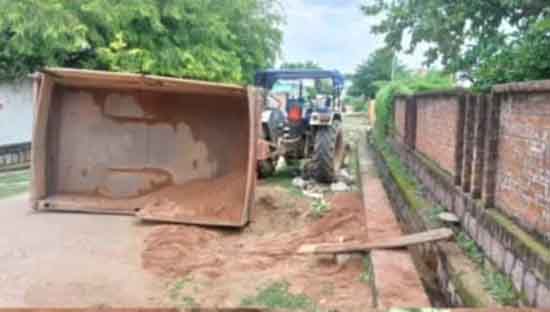 छतरपुर : थाने के अंदर रखा अबैध रेत का ट्रैक्टर लेकर भागा आराेपी छतरपुर : थाने के अंदर रखा अबैध रेत का ट्रैक्टर लेकर भागा आराेपी