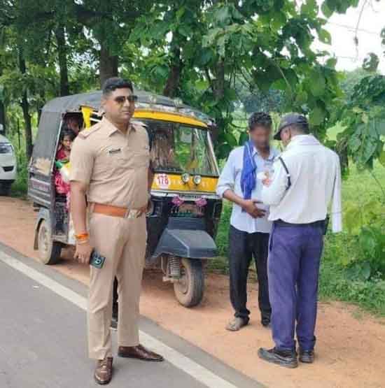 छतरपुर : जांच में 75 ओवर लोड सवारी वाहनों से तीन लाख का चालान छतरपुर : जांच में 75 ओवर लोड सवारी वाहनों से तीन लाख का चालान