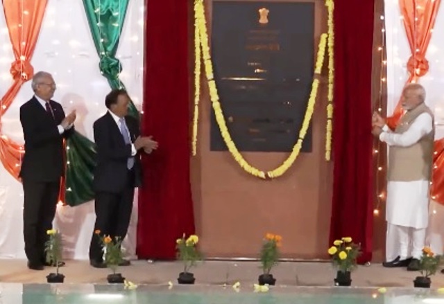 प्रधानमंत्री मोदी ब्रुनेई में भारतीय उच्चायोग के नए चांसरी परिसर का उद्घाटन करते हुए प्रधानमंत्री मोदी ब्रुनेई में भारतीय उच्चायोग के नए चांसरी परिसर का उद्घाटन करते हुए