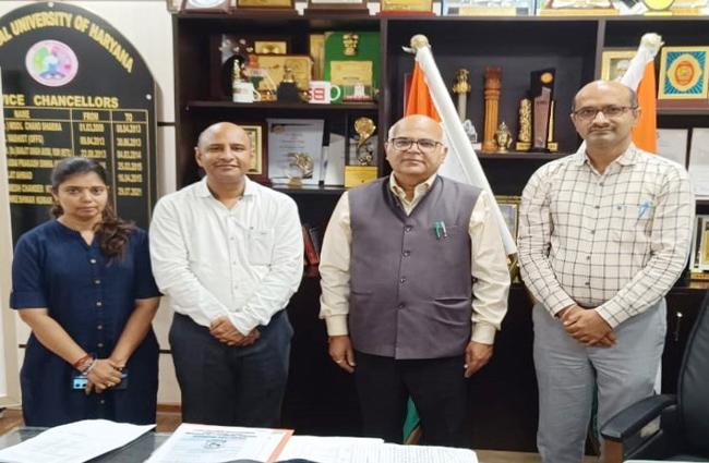 हकेवि में परियोजना टीम को बधाई देते हुए विश्वविद्यालय कुलपति प्रो. टंकेश्वर कुमार। हकेवि में परियोजना टीम को बधाई देते हुए विश्वविद्यालय कुलपति प्रो. टंकेश्वर कुमार।