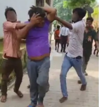आरोपित की चप्पलों से पिटाई करते लोग आरोपित की चप्पलों से पिटाई करते लोग