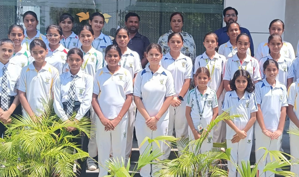 3 Snp- 4 सोनीपत: बेस-बाल व साफ्ट बाल की विजेता टीम के साथ स्कूल प्राचार्या रजनी शर्मा। 3 Snp- 4 सोनीपत: बेस-बाल व साफ्ट बाल की विजेता टीम के साथ स्कूल प्राचार्या रजनी शर्मा।