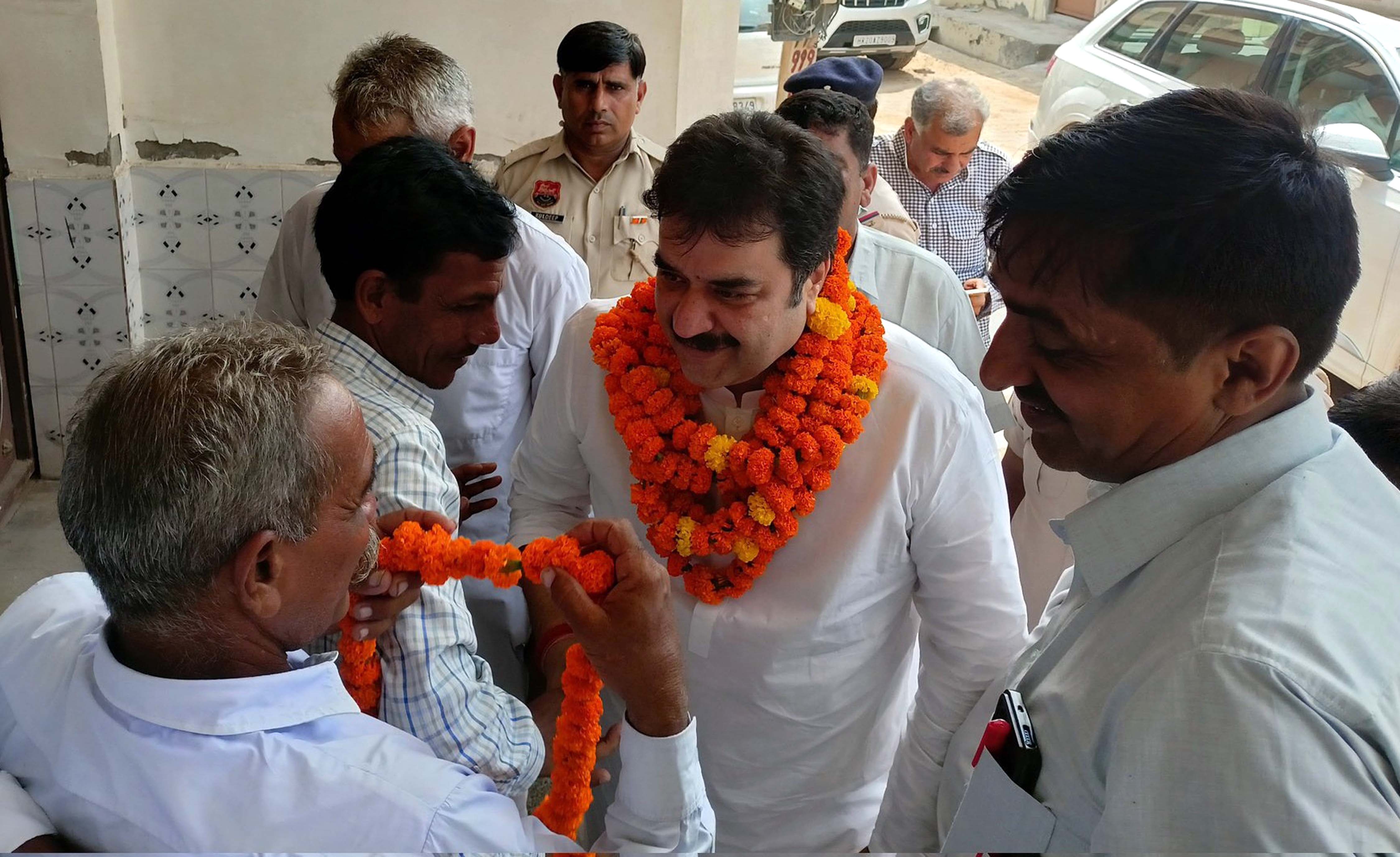 आदमपुर क्षेत्र में कुलदीप बिश्नोई का स्वागत करते नागरिक। आदमपुर क्षेत्र में कुलदीप बिश्नोई का स्वागत करते नागरिक।
