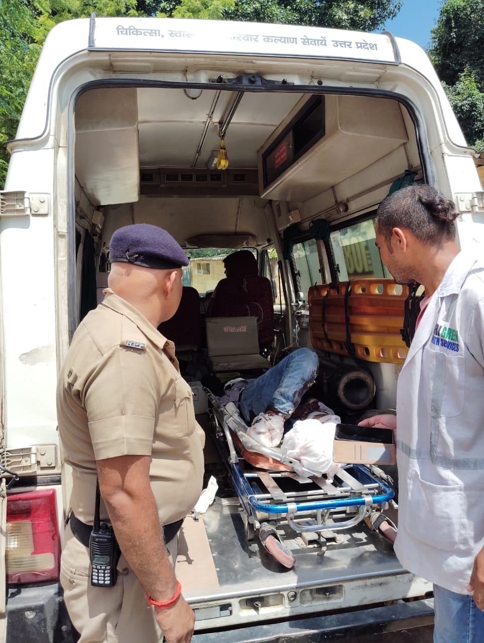 घायल रेलकर्मी को अस्पताल ले जाती एम्बुलेंस घायल रेलकर्मी को अस्पताल ले जाती एम्बुलेंस