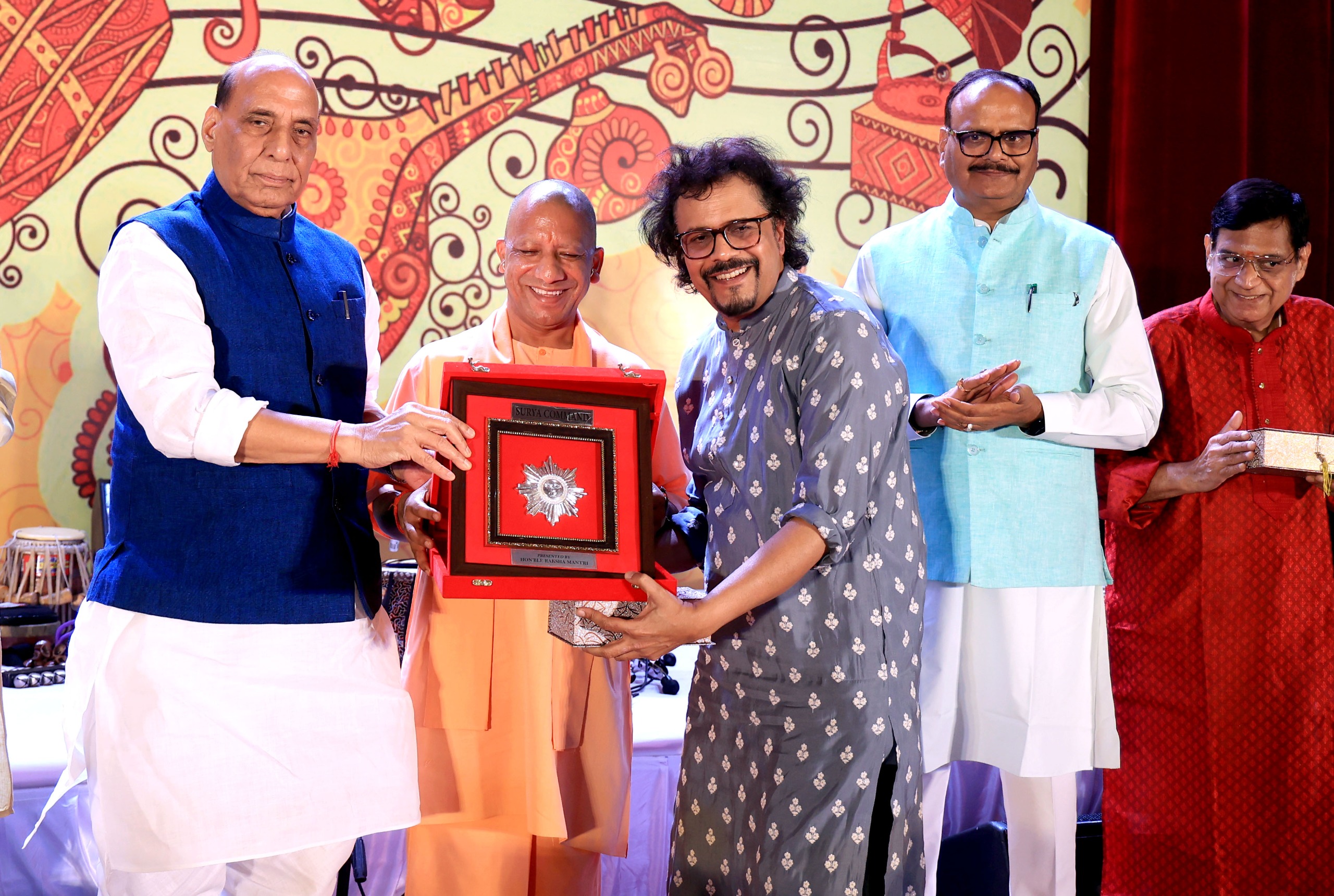 सांस्कृतिक कार्यक्रम में शामिल हुए राजनाथ सिंह और सीएम योगी सांस्कृतिक कार्यक्रम में शामिल हुए राजनाथ सिंह और सीएम योगी