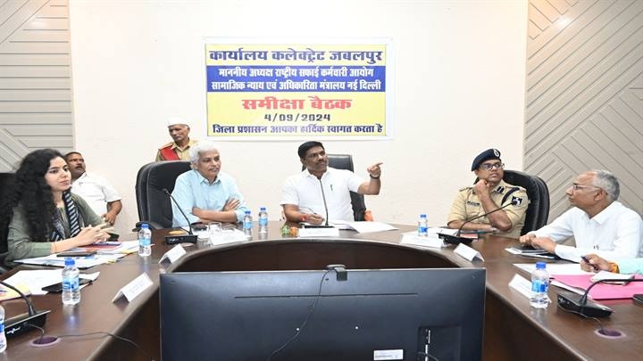जबलपुरः राष्ट्रीय सफाई कर्मचारी आयोग के अध्यक्ष ने ली अधिकारियों व नियोक्ता एजेंसियों की बैठक जबलपुरः राष्ट्रीय सफाई कर्मचारी आयोग के अध्यक्ष ने ली अधिकारियों व नियोक्ता एजेंसियों की बैठक