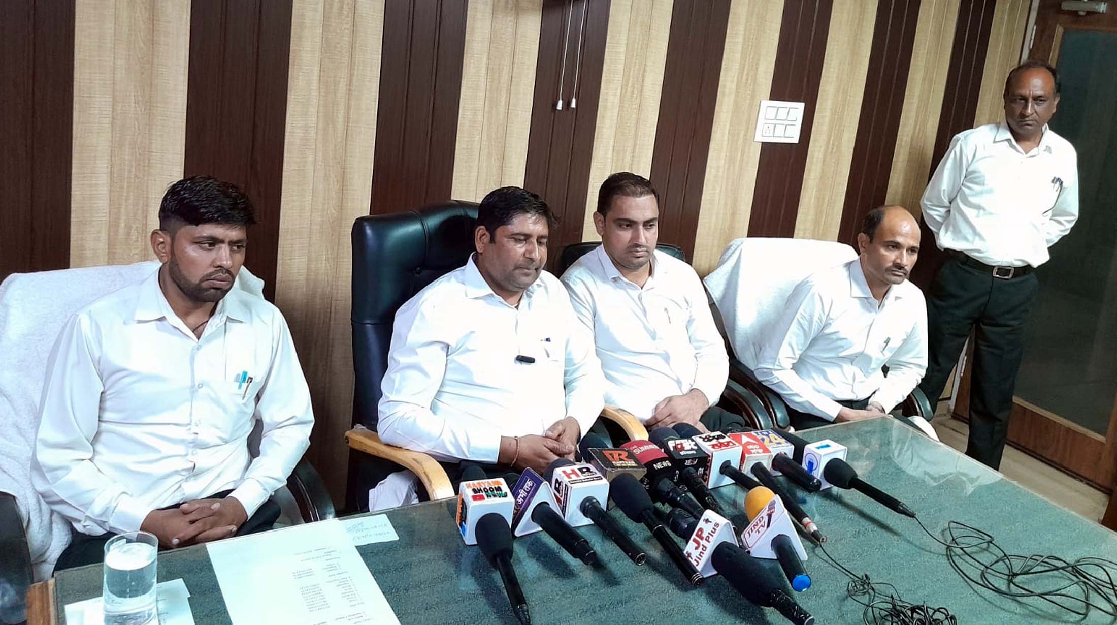 पत्रकारों से बातचीत करते हुए जींद बार एसोसिएशन के प्रधान राकेश मलिक। पत्रकारों से बातचीत करते हुए जींद बार एसोसिएशन के प्रधान राकेश मलिक।