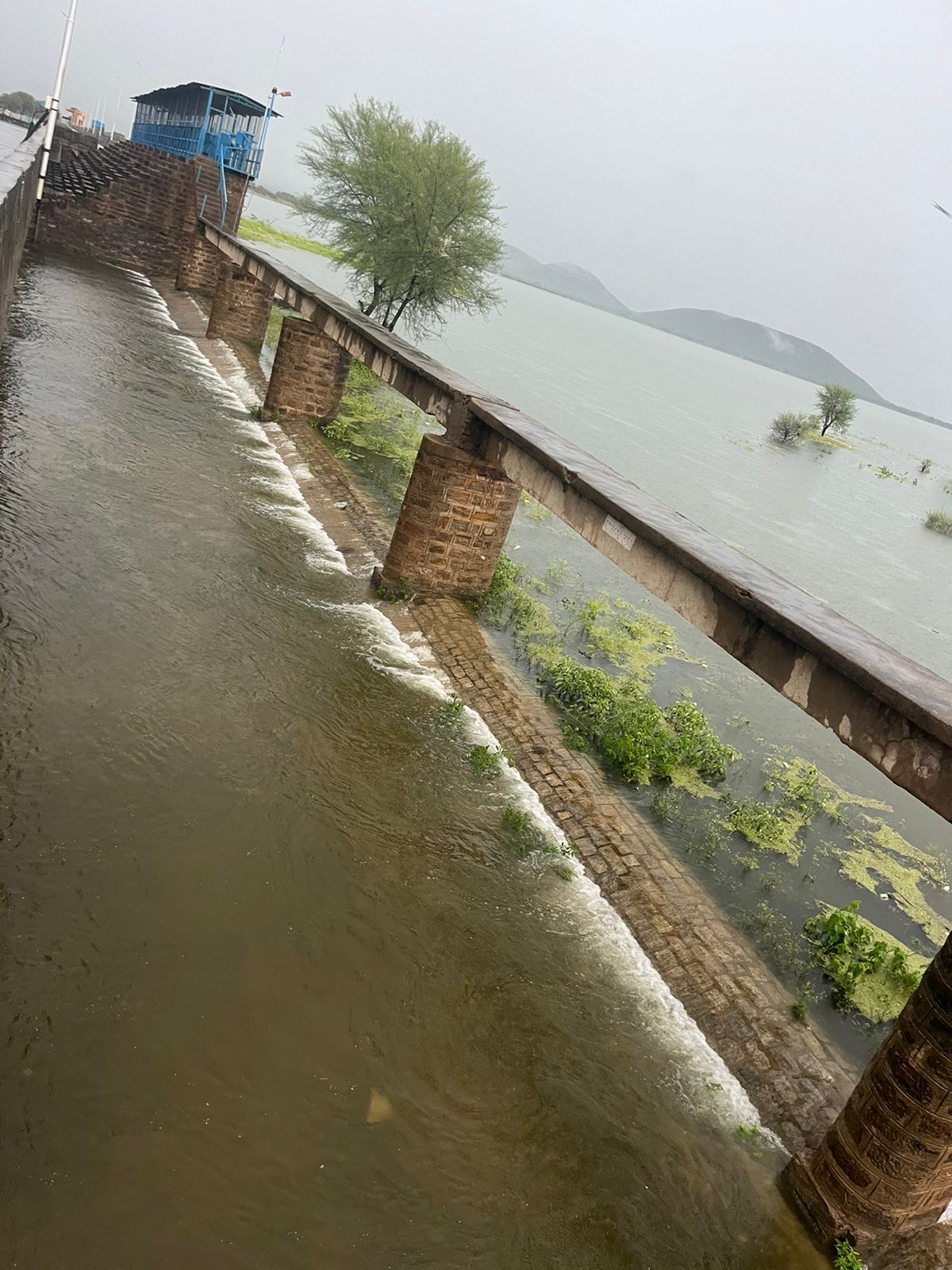 चित्तौड़गढ़ जिले के गंभीरी बांध से ओवरफ्लो होकर बहता पानी। चित्तौड़गढ़ जिले के गंभीरी बांध से ओवरफ्लो होकर बहता पानी।