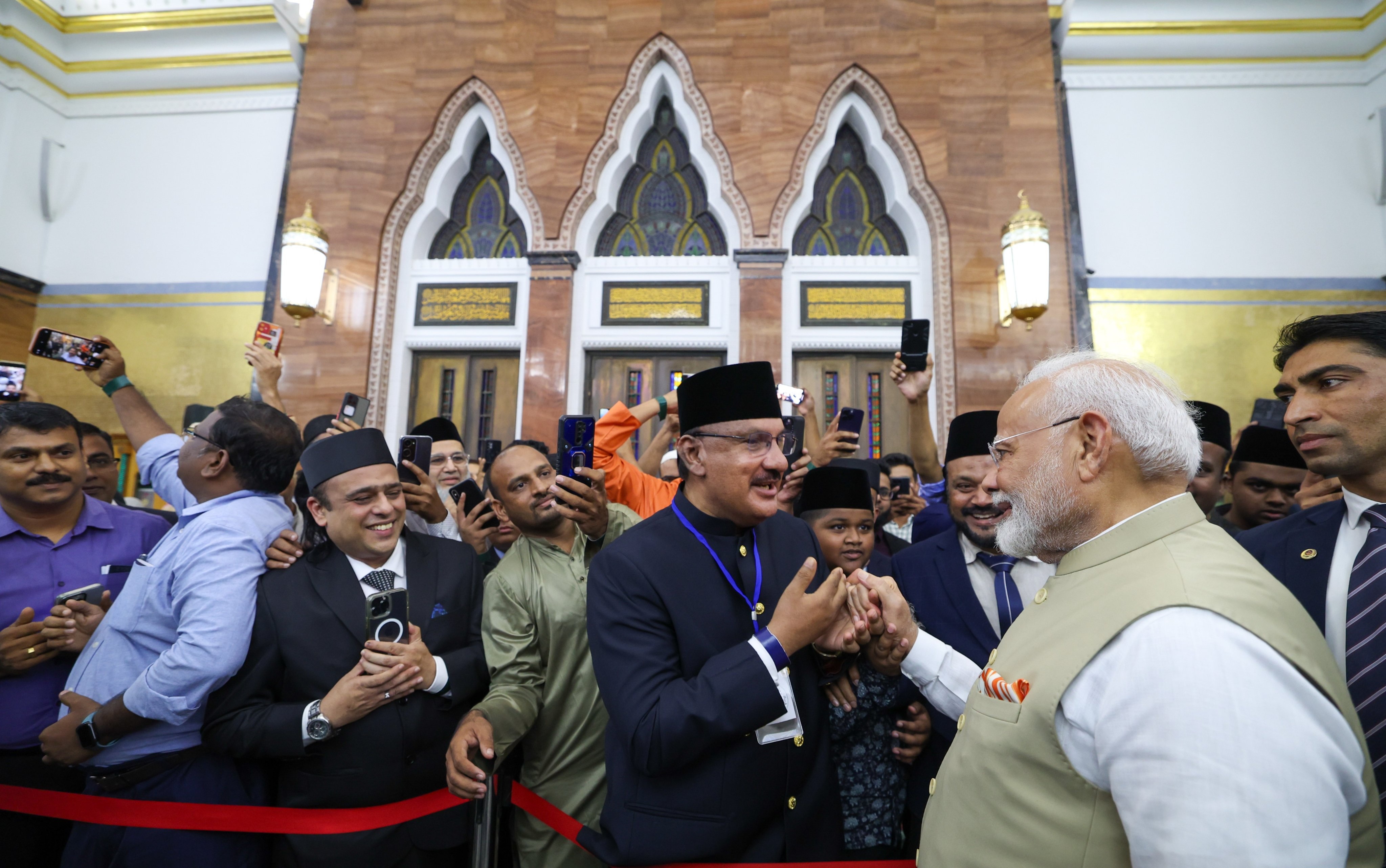 ब्रुनेई की उमर अली सैफुद्दीन मस्जिद में मंगलवार को लोगों से मिलते भारत के प्रधानमंत्री नरेन्द्र मोदी। फोटो प्रधानमंत्री के एक्स हैंडल से साभार। ब्रुनेई की उमर अली सैफुद्दीन मस्जिद में मंगलवार को लोगों से मिलते भारत के प्रधानमंत्री नरेन्द्र मोदी। फोटो प्रधानमंत्री के एक्स हैंडल से साभार।