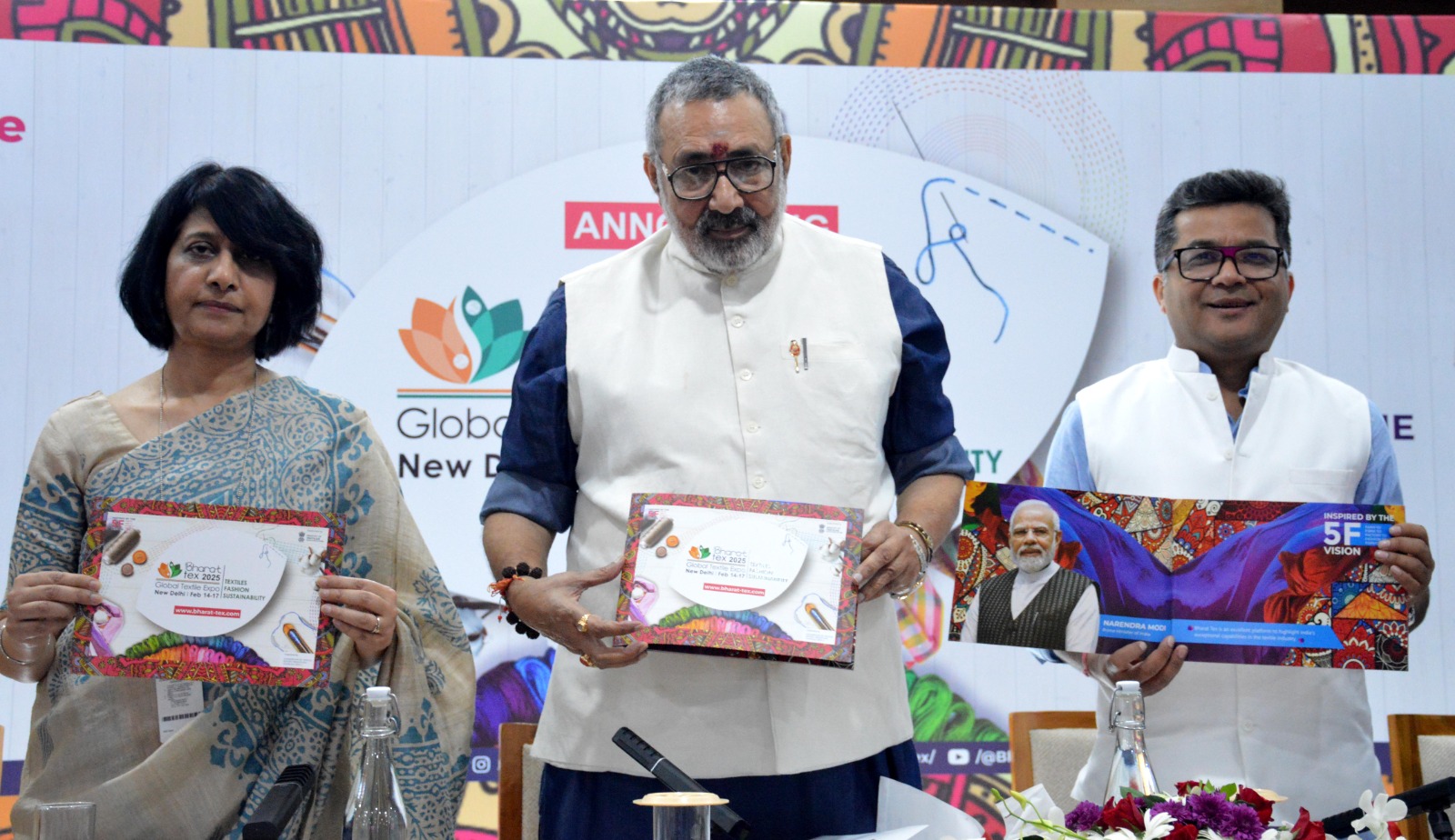 भारत टेक्स 2025 का ब्रोशर जारी करते केन्द्रीय कपड़ा मंत्री गिरीराज सिंह, राज्य मंत्री पबित्रा मार्गे भारत टेक्स 2025 का ब्रोशर जारी करते केन्द्रीय कपड़ा मंत्री गिरीराज सिंह, राज्य मंत्री पबित्रा मार्गे