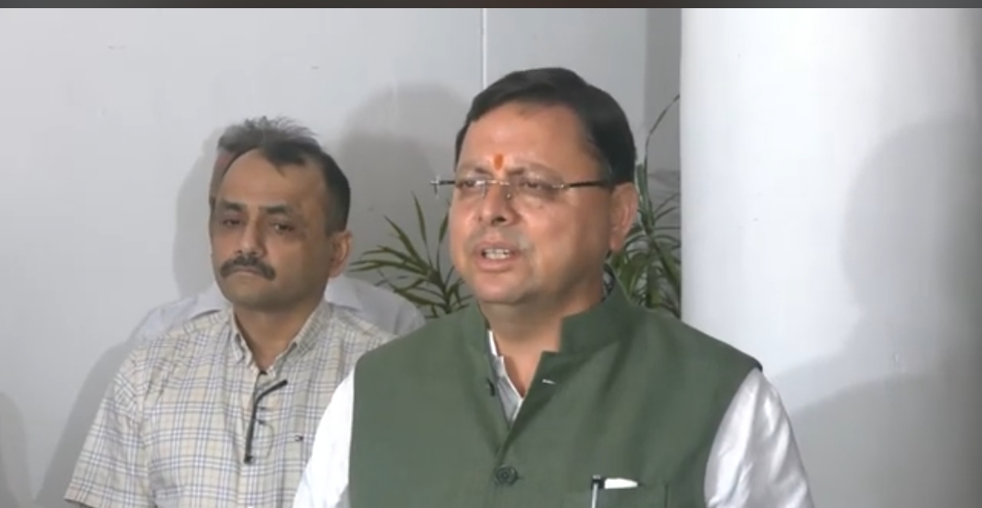 मुख्यमंत्री पुलिस मुख्यालय में पत्रकारों से बातचीत करते। मुख्यमंत्री पुलिस मुख्यालय में पत्रकारों से बातचीत करते।