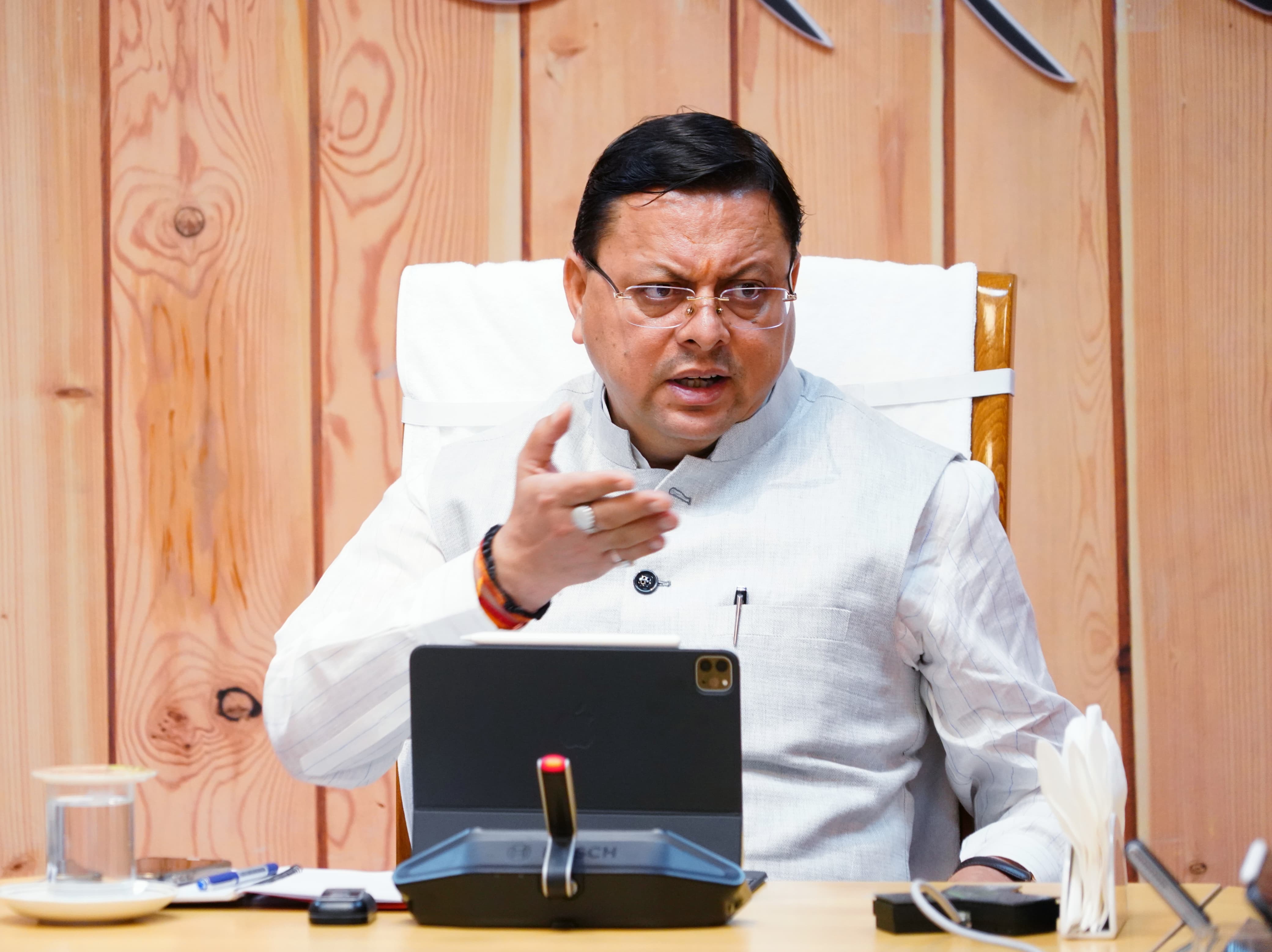 मुख्यमंत्री पुष्कर सिंह धामी उच्चाधिकारियों के साथ बैठक करते। मुख्यमंत्री पुष्कर सिंह धामी उच्चाधिकारियों के साथ बैठक करते।
