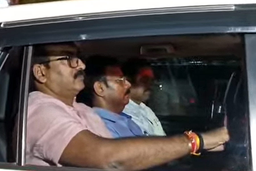 सीबीआई टीम के साथ संदीप घोष सीबीआई टीम के साथ संदीप घोष