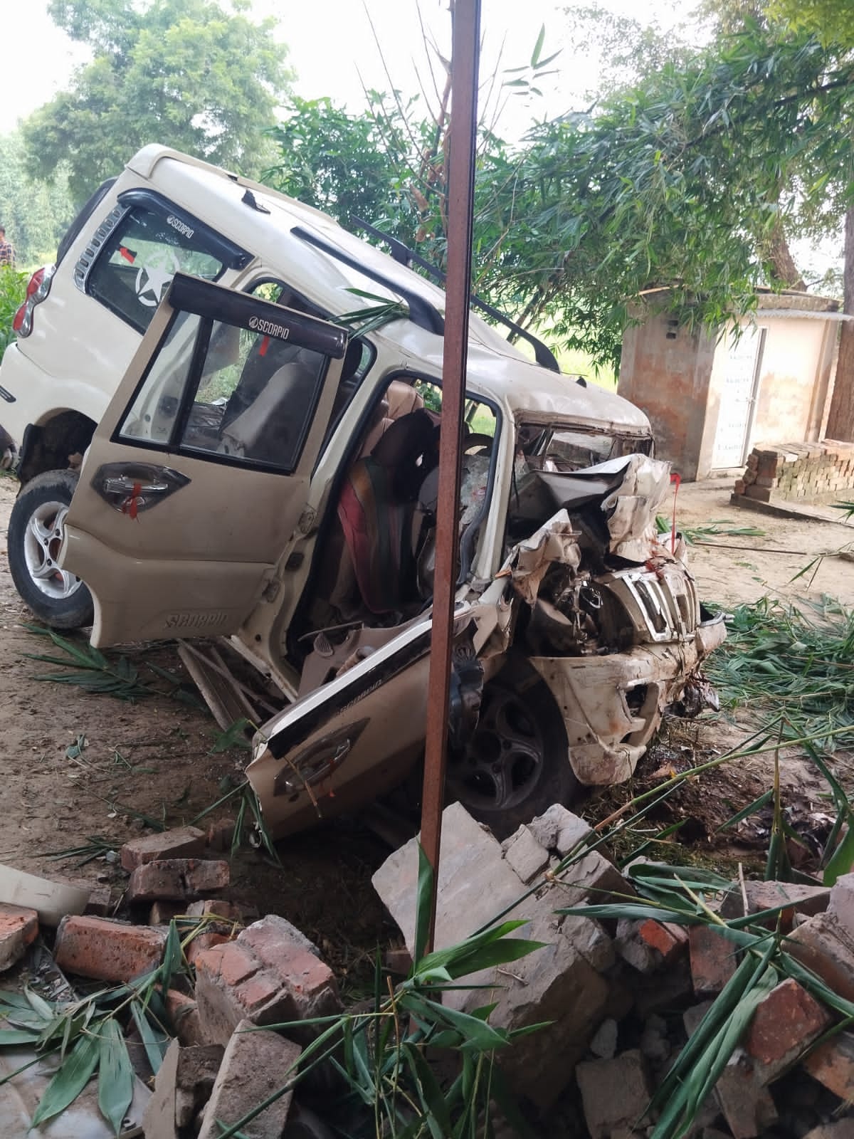 मौके पर दुर्घटना ग्रस्त वाहन: फोटो बच्चा गुप्ता मौके पर दुर्घटना ग्रस्त वाहन: फोटो बच्चा गुप्ता