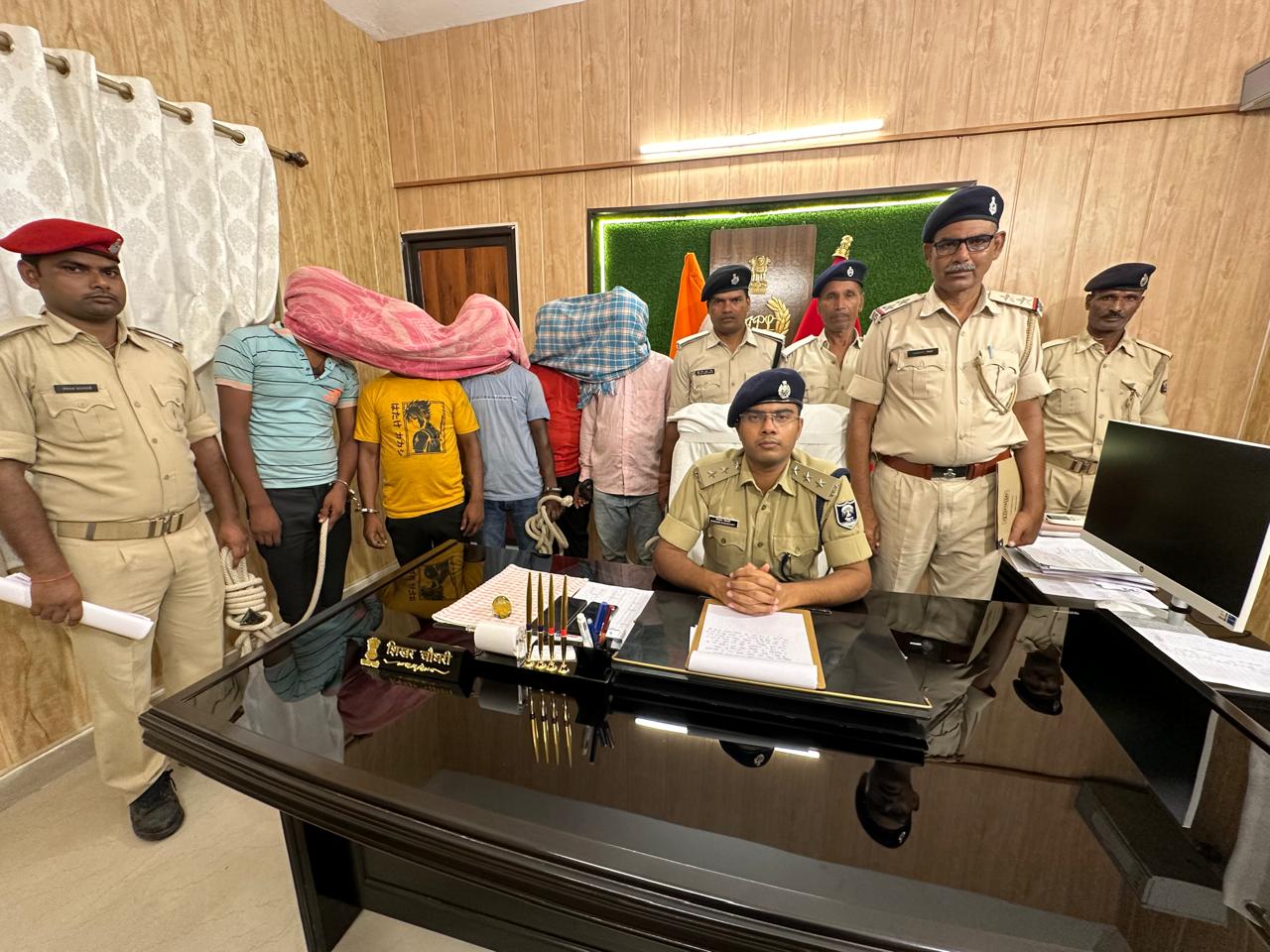 पकड़े अपराधी व पुलिस टीम पकड़े अपराधी व पुलिस टीम