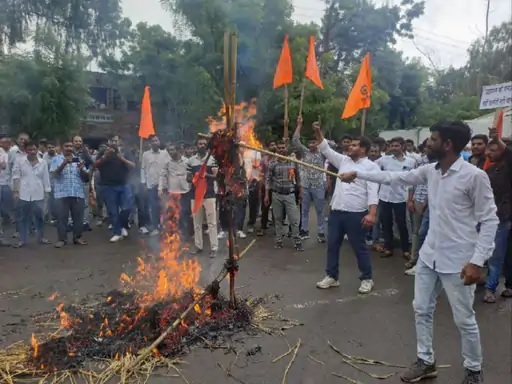 कलेक्ट्रेट के बाहर सांसद पीपी चौधरी का पुतला जलाते प्रदर्शनकारी। कलेक्ट्रेट के बाहर सांसद पीपी चौधरी का पुतला जलाते प्रदर्शनकारी।