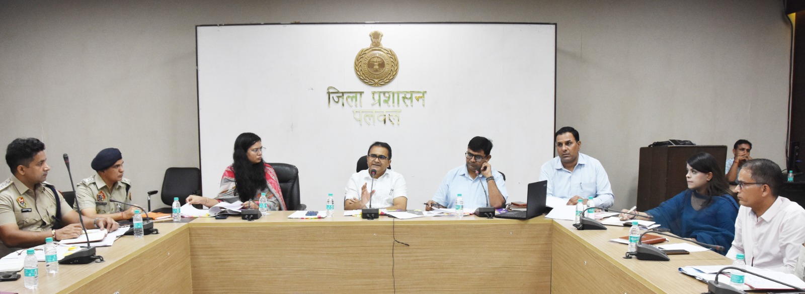 अधिकारियों को संबोधित करते डीसी डॉ. हरीश कुमार वशिष्ठ अधिकारियों को संबोधित करते डीसी डॉ. हरीश कुमार वशिष्ठ