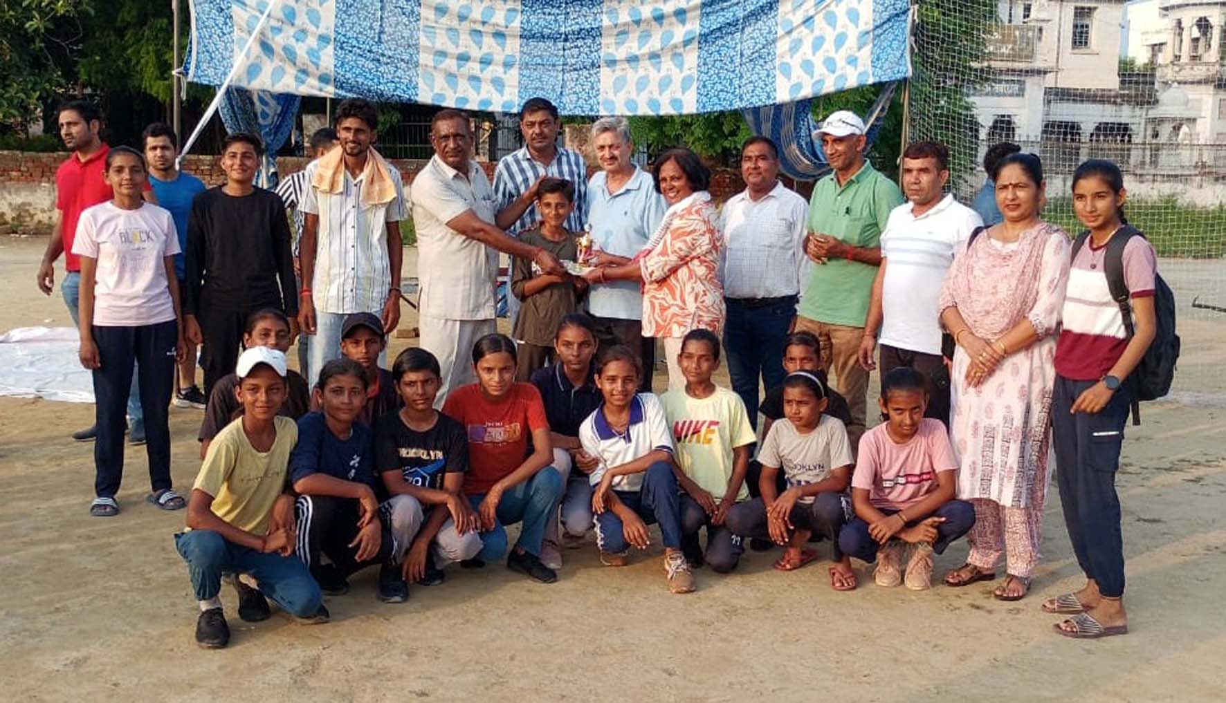सॉफ्टबॉल स्पर्धा में कांस्य पदक विजेता टीम के खिलाड़ी।