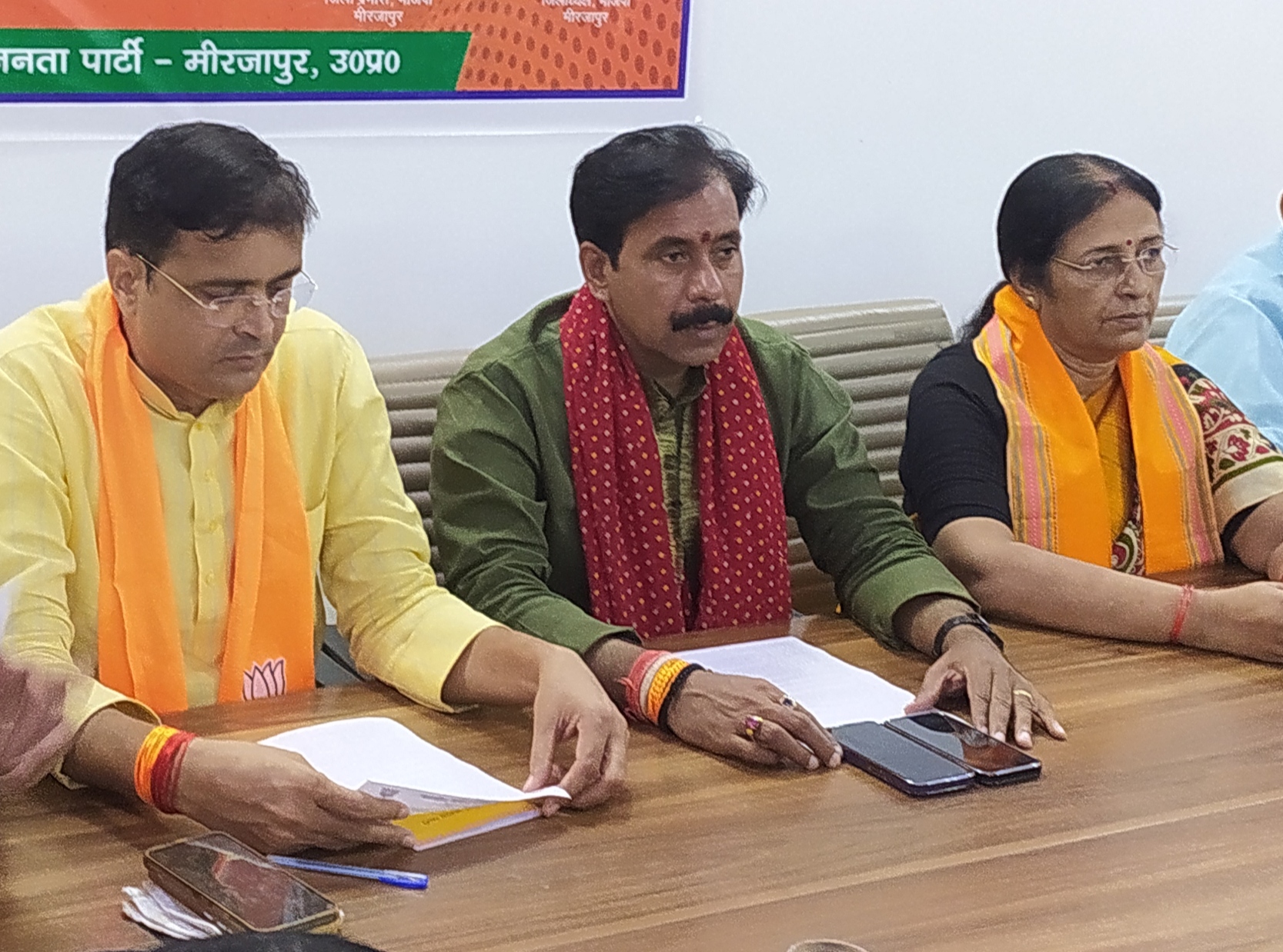 मीडिया से वार्ता करते कैबिनेट मंत्री अनिल राजभर व अन्य मीडिया से वार्ता करते कैबिनेट मंत्री अनिल राजभर व अन्य