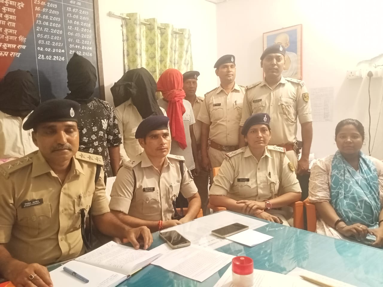 पुलिस टीम के गिरफ्त में आरोपी पुलिस टीम के गिरफ्त में आरोपी