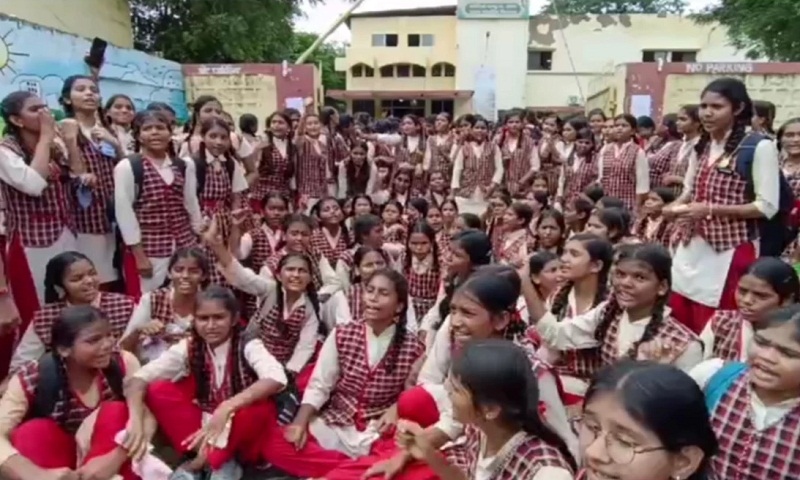 भोपालः सरोजिनी नायडू गर्ल्स स्कूल की छात्राओं ने किया प्रदर्शन, झाड़ू-पोंछा करवाने के लगाए आरोप भोपालः सरोजिनी नायडू गर्ल्स स्कूल की छात्राओं ने किया प्रदर्शन, झाड़ू-पोंछा करवाने के लगाए आरोप