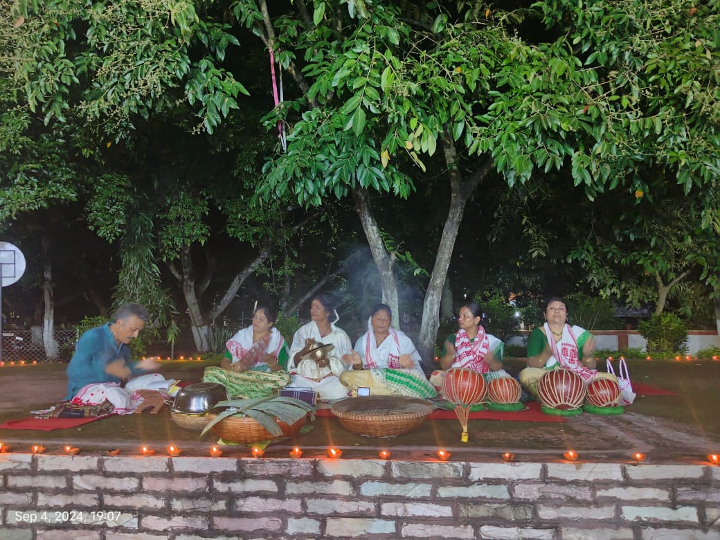विश्वविद्यालय के प्रोफेसरों, कर्मचारियों और छात्रों द्वारा जलाये गये 575 गज के दीपक की तस्वीर। विश्वविद्यालय के प्रोफेसरों, कर्मचारियों और छात्रों द्वारा जलाये गये 575 गज के दीपक की तस्वीर।