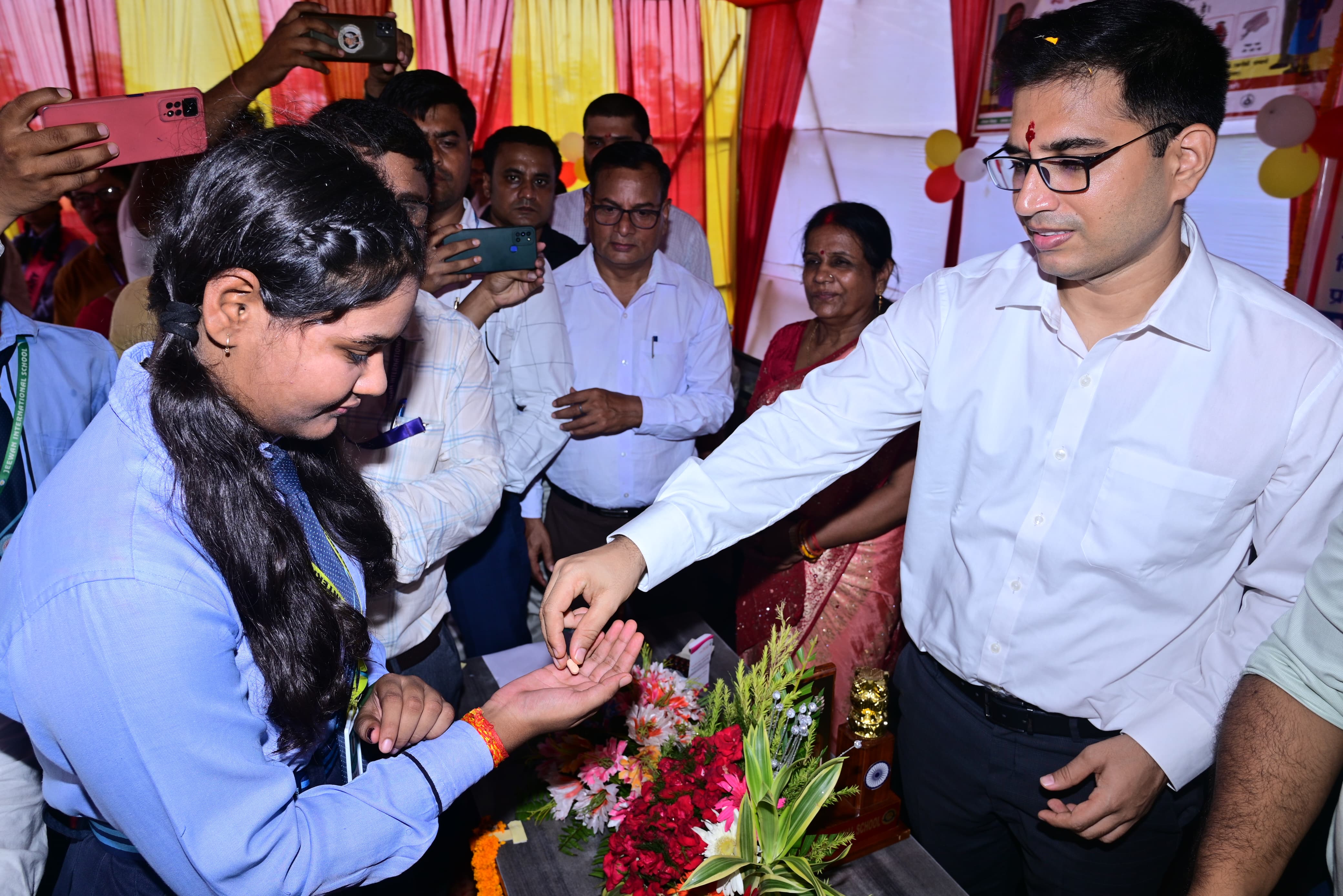 बच्चो दवा खिलाते डीएम सौरभ जोरवाल बच्चो दवा खिलाते डीएम सौरभ जोरवाल