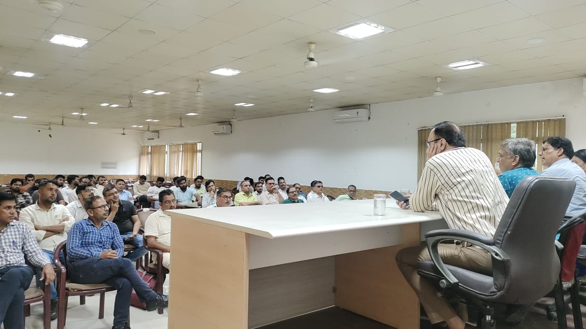 बैठक में दिशा-निर्देश देेते हुए अधिकारी। बैठक में दिशा-निर्देश देेते हुए अधिकारी।