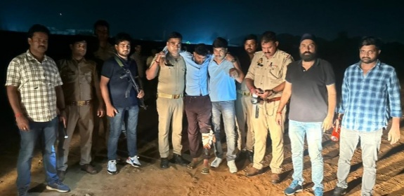 मुठभेड़ में घायल बदमाश को उपचार को ले जाते पुलिस कर्मी मुठभेड़ में घायल बदमाश को उपचार को ले जाते पुलिस कर्मी