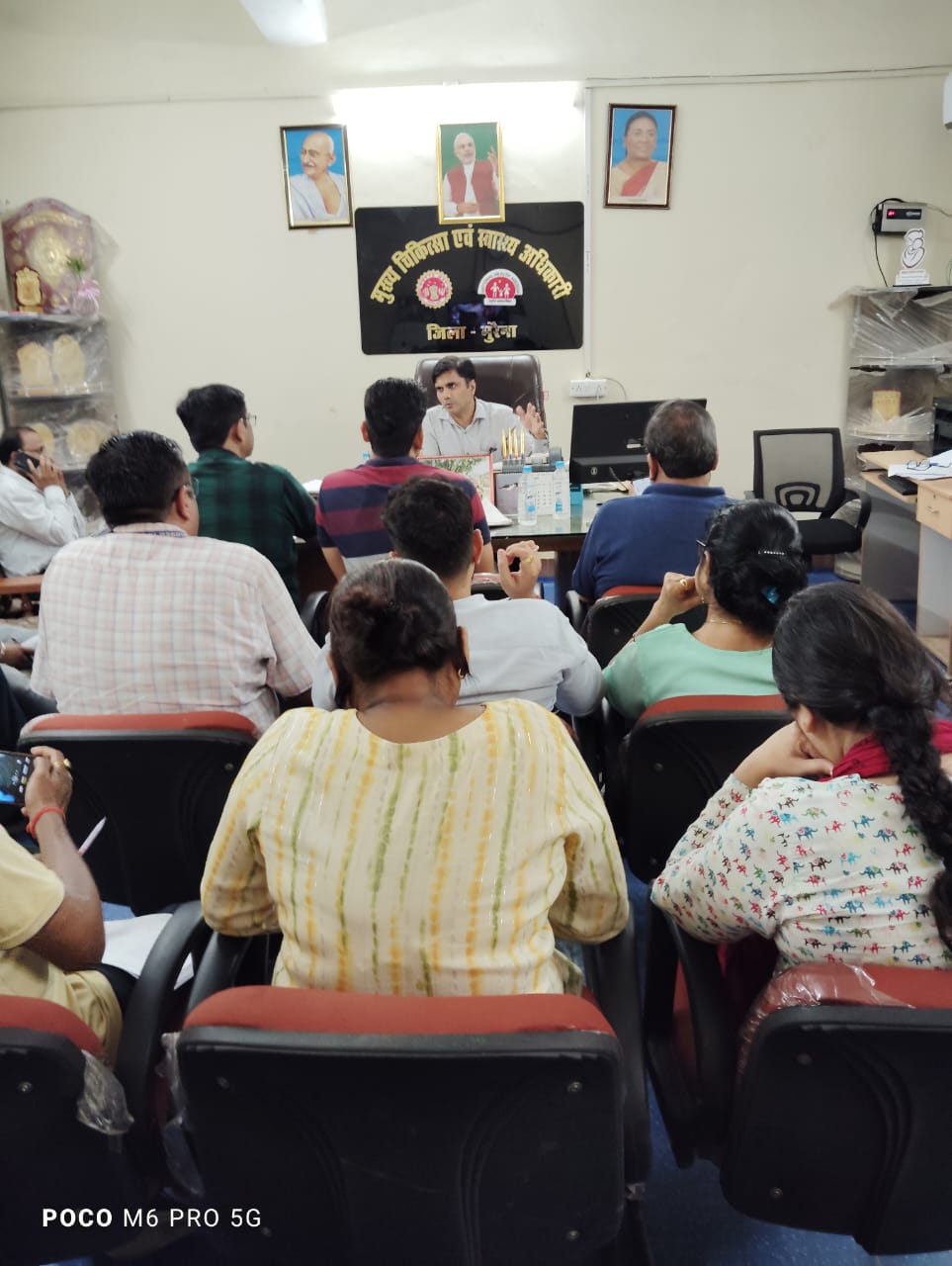 विभागीय अधिकारियों से चर्चा करते सीएमएचओ