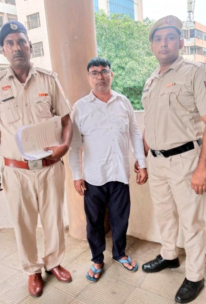 पुलिस द्वारा गिरफ्तार किया गया आरोपी पुलिस द्वारा गिरफ्तार किया गया आरोपी