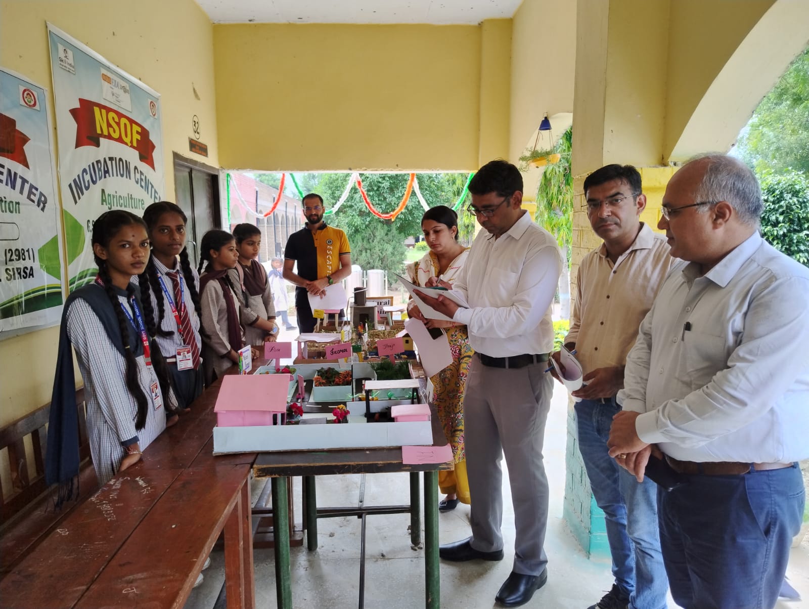 विज्ञान प्रदर्शनी का अवलोकन करते निर्णायक मंडल के सदस्य। विज्ञान प्रदर्शनी का अवलोकन करते निर्णायक मंडल के सदस्य।